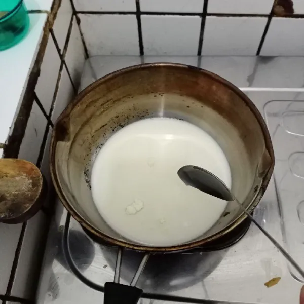 Campur susu UHT, susu bubuk, susu kental manis, gula, dan garam. Panaskan sampai gula mencair saja. Hangat-hangat kuku, tidak perlu sampai panas. Matikan api.
