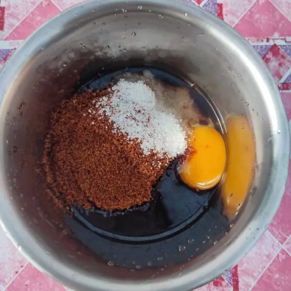 Campur telur, air, gula palm, gula pasir dan telur. Kocok sampai gula larut.