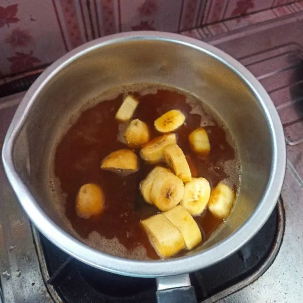 Selanjutnya masukkan pisang, rebus sampai kuah meresap.