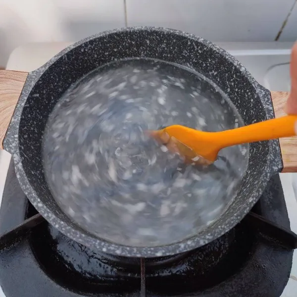 Aduk searah dengan spatula sampai air membentuk pusaran.