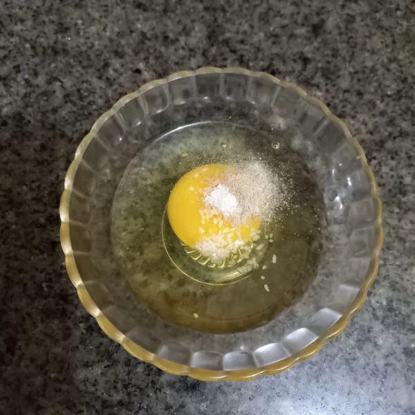 Kocok lepas telur bersama garam, kaldu jamur dan merica bubuk.