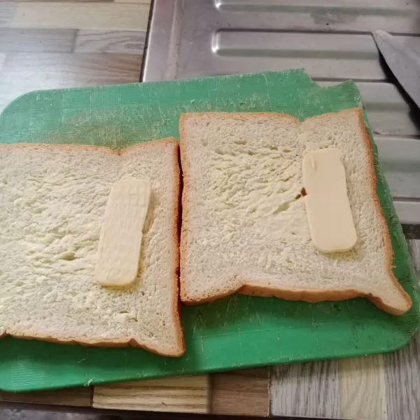 Beri keju quick melt di bagian pinggir roti.