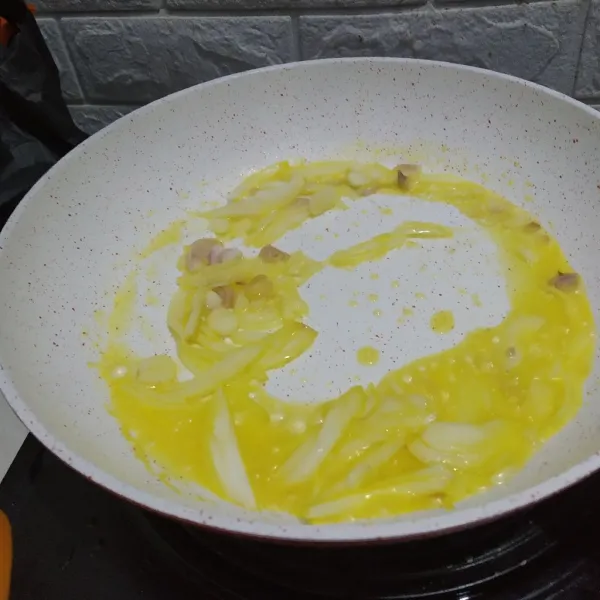 Setelah 30 menit, panaskan margarin kemudian tumis bawang merah, bawang putih dan bawang bombaynya hingga harum dan layu.