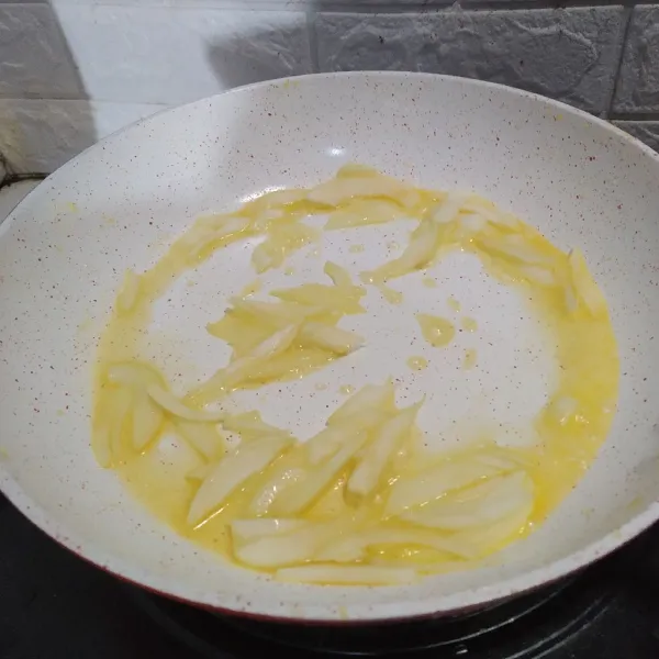 Panaskan margarin, tumis bawang bombay hingga harum dan layu.