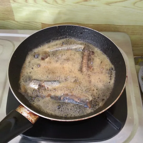 Cuci bersih ikan cue lalu goreng hingga setengah matang.
