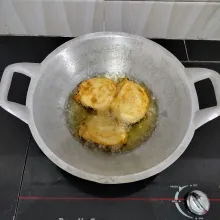 Setelah itu goreng ubi dalam minyak panas hingga matang kecokelatan. Lalu angkat dan tiriskan.