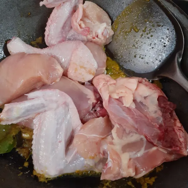 Masukkan ayam, aduk rata dan masak hingga ayam berubah warna.