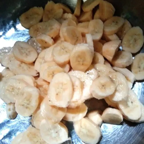 Kupas lalu potong bulat pisang.