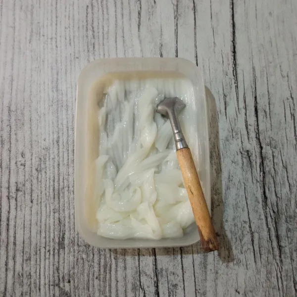 Keruk jelly menggunakan alat pengeruk kelapa. Lakukan hingga semua jelly habis dikeruk.