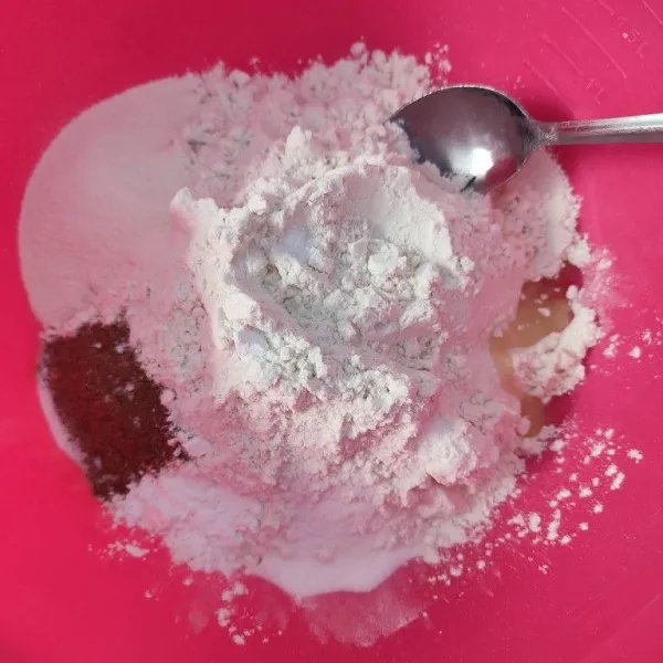Masukkan tepung terigu, krimer bubuk, bubuk kayu manis, garam dan pasta vanila ke dalam wadah.