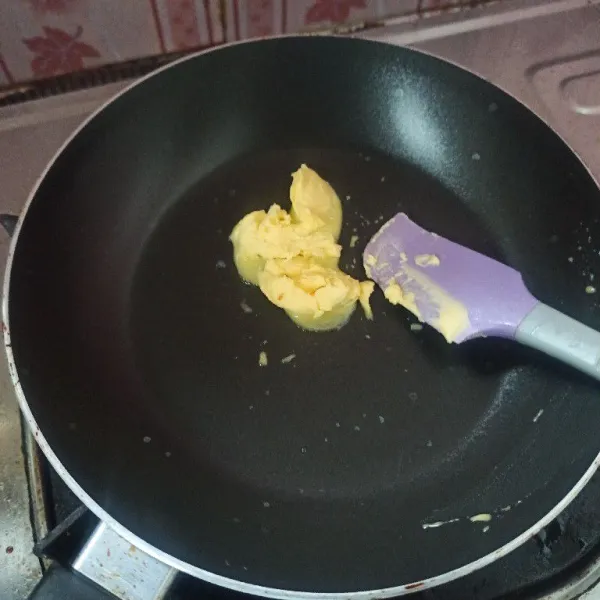 Panaskan margarin di teflon sampai meleleh.