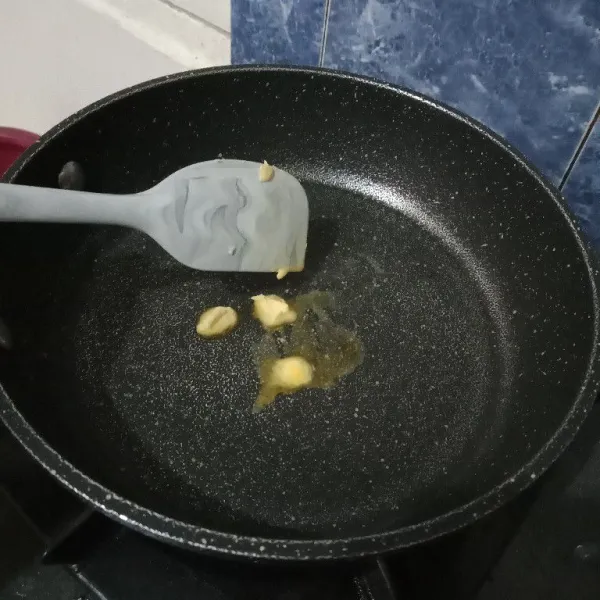Panaskan margarin di atas teflon.