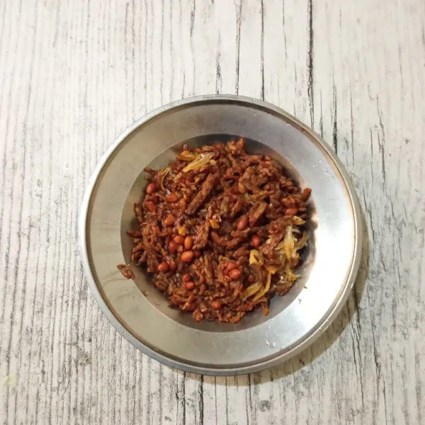 Siapkan tempe goreng, ikan teri goreng dan kacang goreng. Sisihkan.