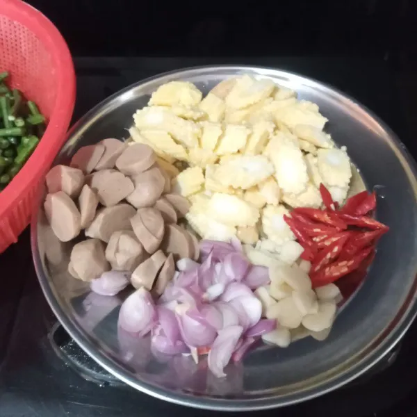 Potong serong putren, potong bulat bakso dan iris bawang merah, bawang putih dan cabe, sisihkan.