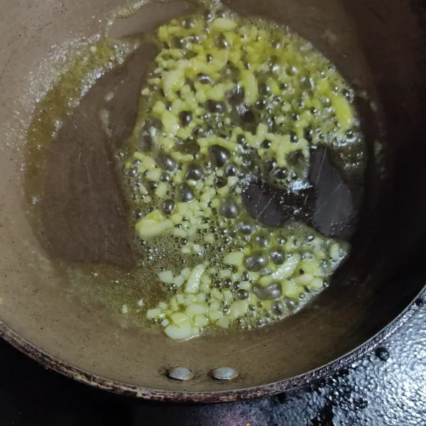 Tumis bawang putih cincang dengan margarin hingga harum