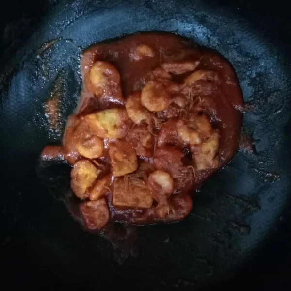 Masukkan udang dan tahu. Aduk hingga bumbu balado merata dan sajikan.