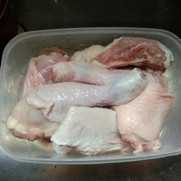 Cuci bersih daging ayam dan sisihkan.