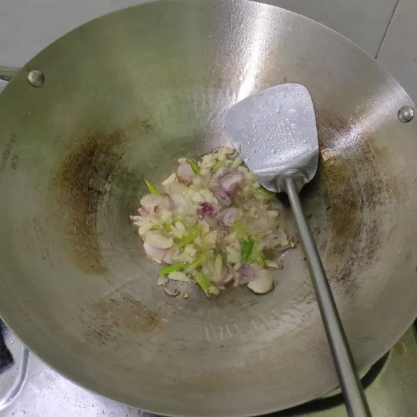 Tumis bawang merah, bawang putih dan prei hingga harum.