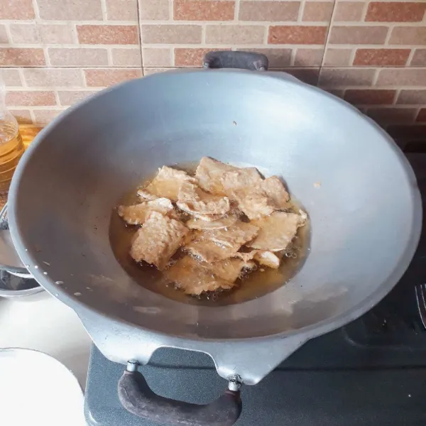 Celupkan tempe satu persatu ke dalam adonan tepung, goreng dalam minyak panas dan banyak, gunakan api sedang cenderung besar. Pisahkan dengan garpu jika menempel.