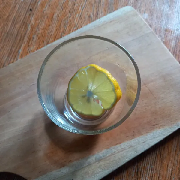 Taruh potongan lemon dalam gelas