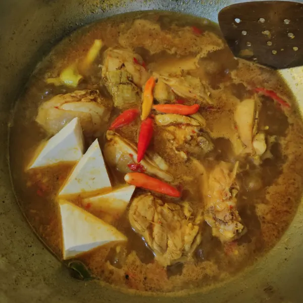 Masukkan tahu dan cabe, masak hingga bumbu meresap dan air sedikit menyusut.