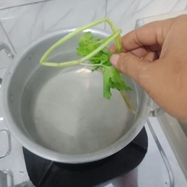 Siapkan air dalam panci, rebus sampai mendidih lalu masukan daun seledri.