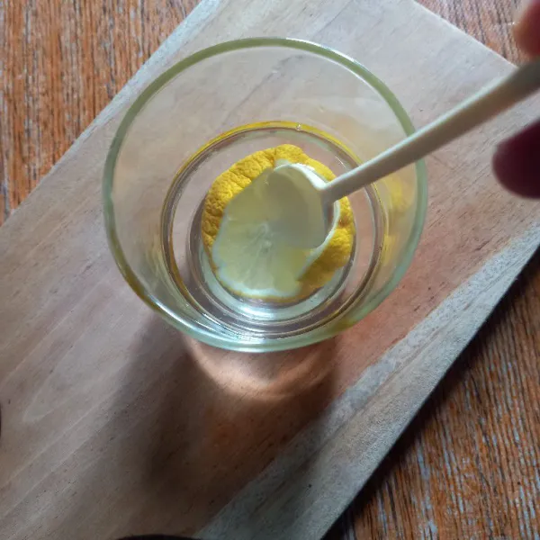 Tuang simpel sirup dan tekan tekan lemon agar keluar sarinya
