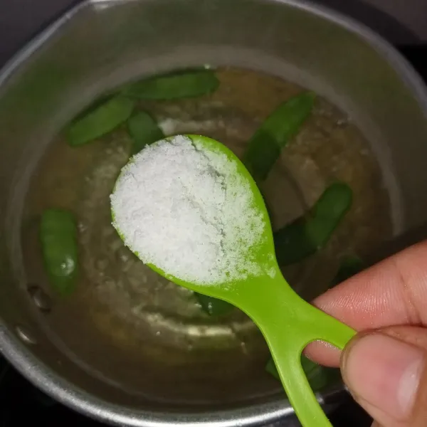Rebus air hingga mendidih kemudian masukkan kapri terlebih dahulu, lalu tambahkan garam bertujuan supaya warna sayur tetap segar. Tiriskan.
