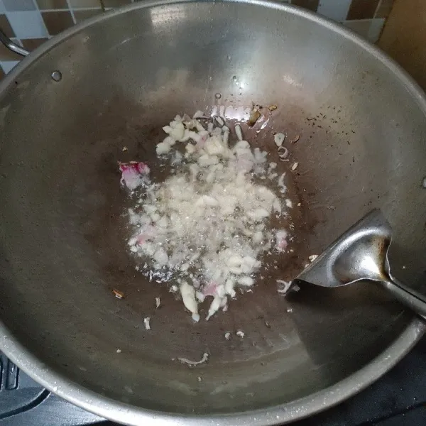 Panaskan wajan,tambahkan minyak lalu tumis bawang putih dan bawang merah hingga harum.