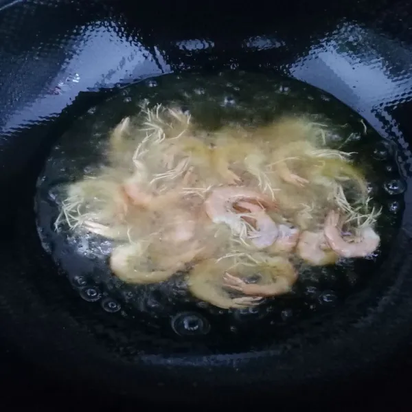 Panaskan minyak lalu masukkan udang dan goreng hingga ke emasan dan tidak terlalu kering.