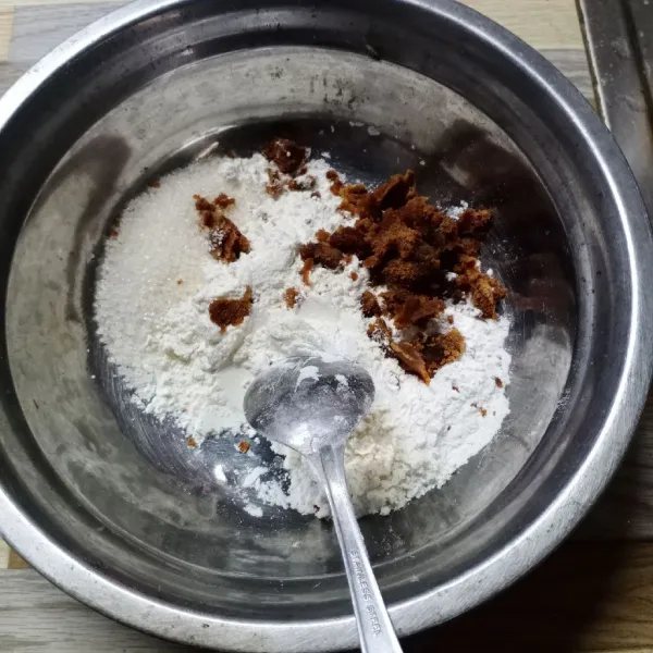Dalam wadah masukkan tepung terigu, tepung beras, gula pasir, gula merah, garam dan vanili.