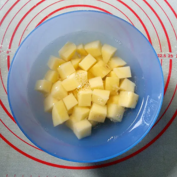 Kupas dan potong-potong kentang ukuran bite size. Cuci bersih.