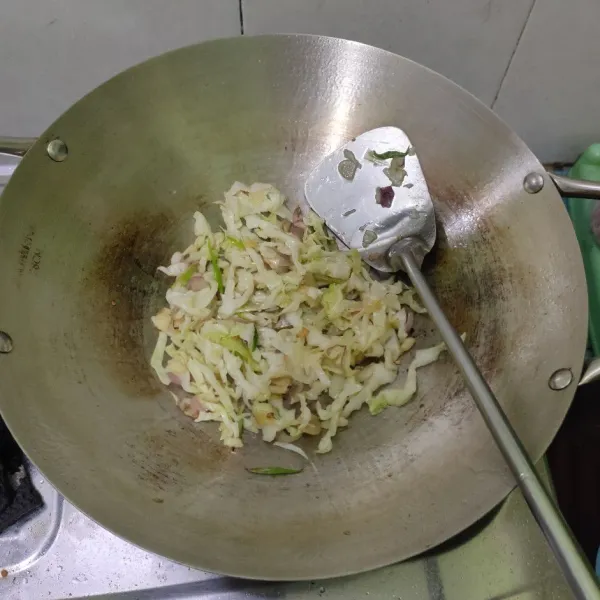 Masukkan kol, aduk hingga layu.