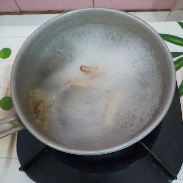 Bersihkan ceker, potong dan buang kukunya lalu rebus sampai matang selama 20 menit.