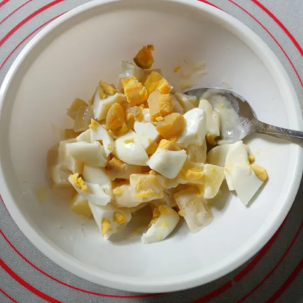 Tambahkan telur yang dipotong kasar seukuran kentang, aduk asal saja. Sajikan dingin lebih enak.