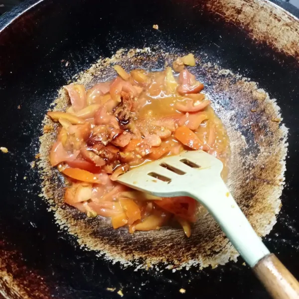 Masukkan irisan tomat, aduk rata. Bumbui dengan garam, gula, kaldu bubuk dan kecap manis. Masak sampai tomat layu. Cek rasa.
