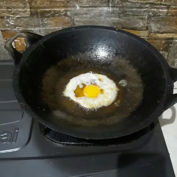 Ceplok telur satu persatu.