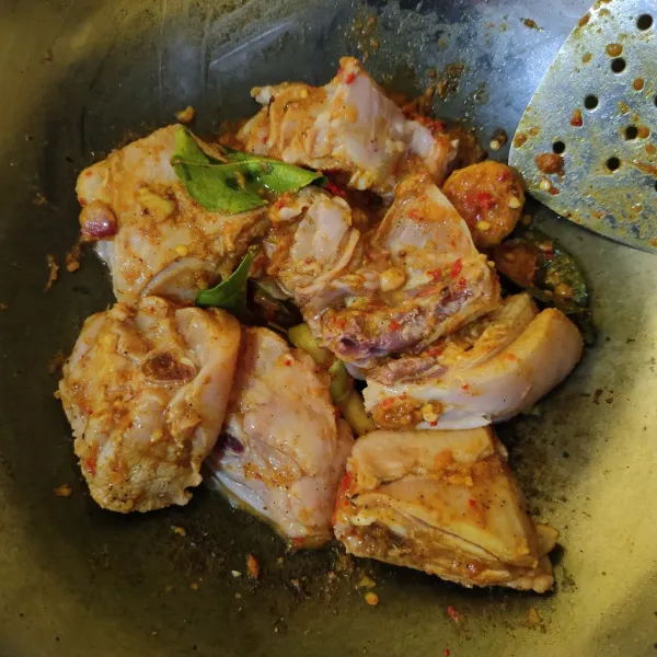 Masukkan ayam, aduk rata. Masak sebentar hingga ayam berubah warna.