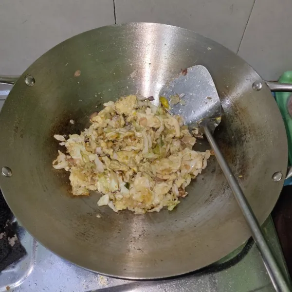 Masukkan telur lalu orak-arik. Tambahkan garam, lada bubuk dan kaldu bubuk. Aduk-aduk, koreksi rasa dan sajikan.