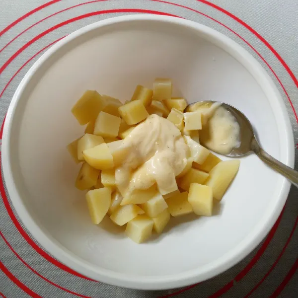 Dalam wadah, campur kentang dengan mayonnaise yang diracik tadi, aduk sampai rata.