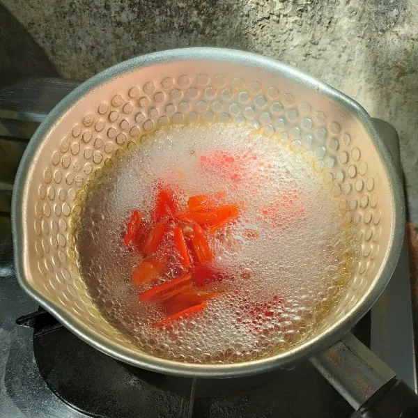 Rebus cabe merah, bawang merah, bawang putih sampai layu.