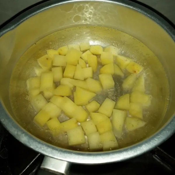 Rebus kentang sampai matang dan empuk sempurna. Tiriskan dan dinginkan.