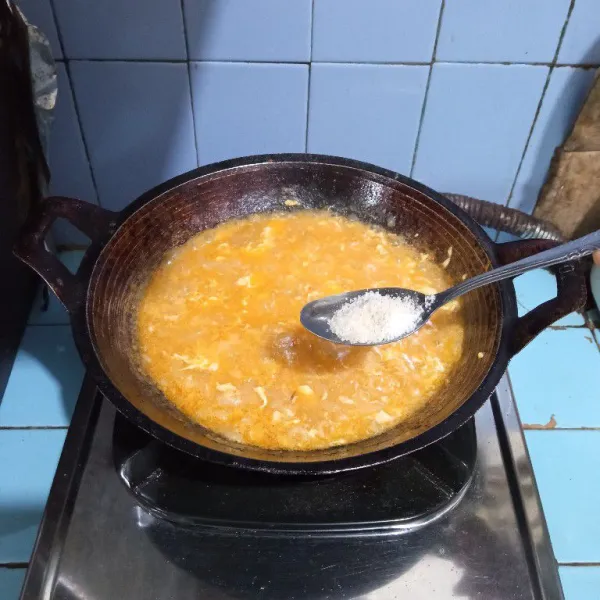 Tambahkan garam, gula, kaldu bubuk dan merica. Aduk rata. Masak hingga kuah mengental.