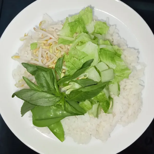 Siapkan nasi di dalam piring lalu tambahkan aneka sayuran dan siram nasi, sayur dengan bumbu pecel. Sajikan.