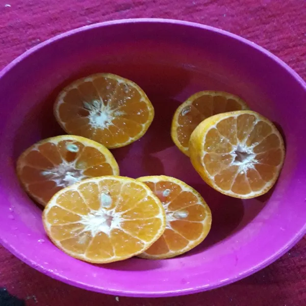 Siapkan dan belah juga jeruk.