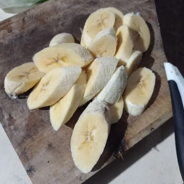 Kupas pisang nangka lalu potong-potong.