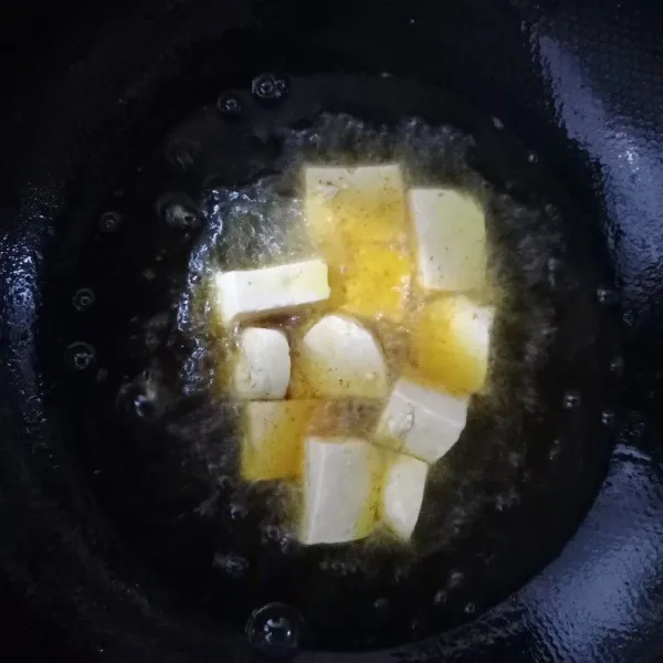 Goreng tahu hingga berwarna ke emasan. Lalu tiriskan.