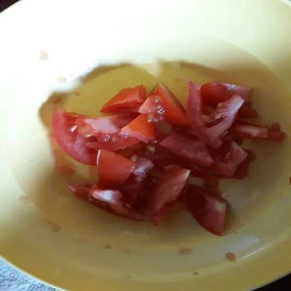 Cuci bersih tomat lalu potong kecil.