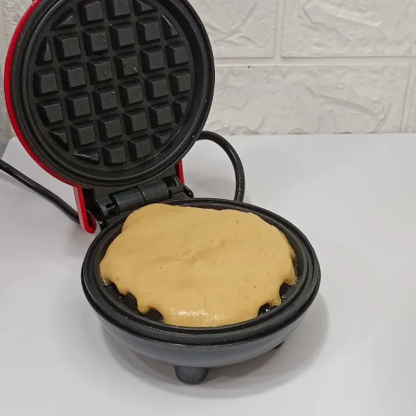 Tuang adonan ke waffle maker.