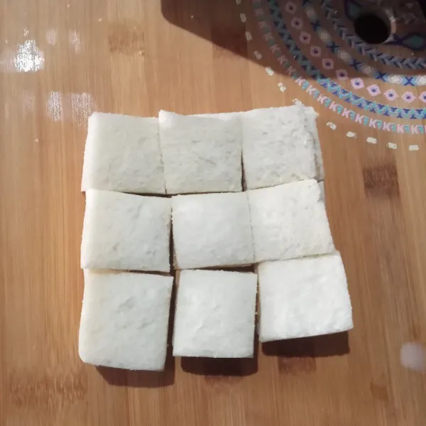 Kemudian potong kotak kecil-kecil, lakukan hal yang sama dengan kedua lembar roti tawar lainnya.